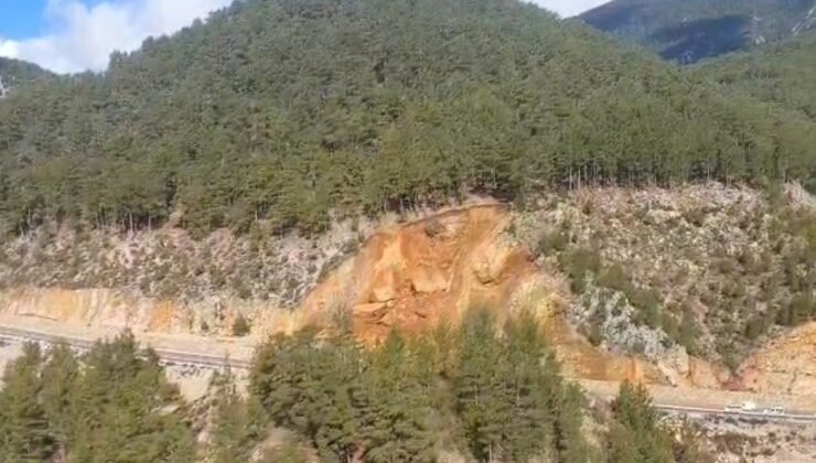 Gündoğmuş’ta toprak kayması: Ulaşıma kapanan yol, tek şeritten trafiğe açıldı