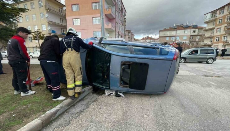 Hafif ticari araçla çarpışan otomobil yan yattı: 2 yaralı