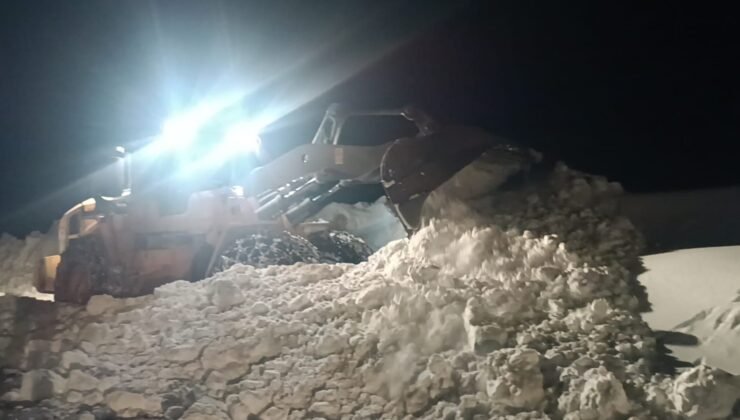 Hakkari 2.800 rakımda yol genişletme çalışması