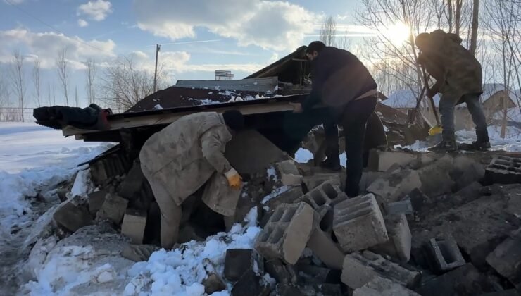 Hakkari’de ahırın çatısı çöktü: 2 hayvan telef oldu