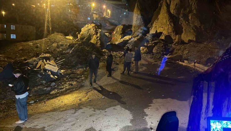 Hakkari’de dev kayalar mahalle yoluna düştü