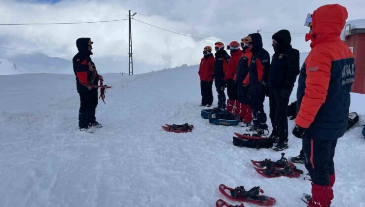 Hakkari’de itfaiye ve AFAD personeline ‘Çığda Farkındalık Eğitimi’ verildi