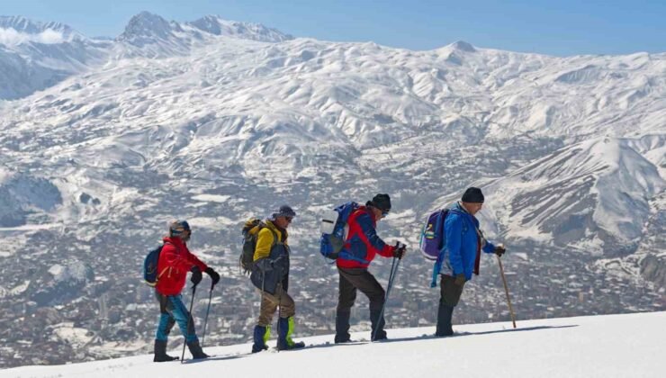 Hakkari’de Vatan Tepesi’ne zorlu kış tırmanışı