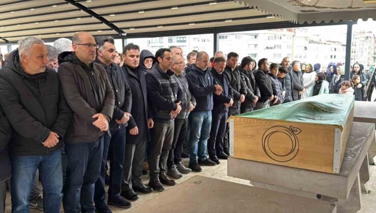 Halı sahada kalp krizi geçiren öğretmen hayatını kaybetti