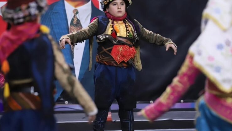 Halk oyunlarında sahne okulların