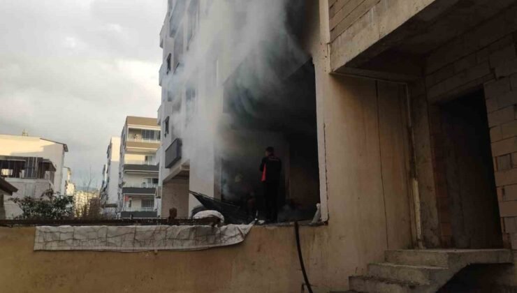 Hatay’da apartman dairesi ve metruk binada yangın