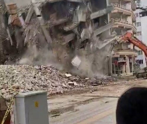 Hatay’da hasarlı 5 katlı bina iş makinesinin darbesiyle yerle bir oldu