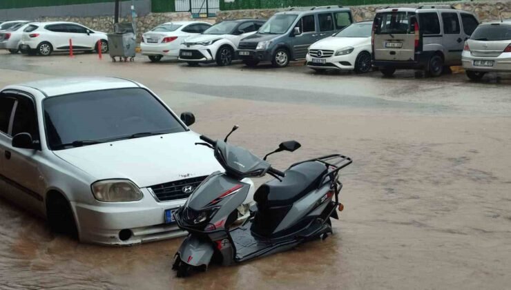 Hatay’da sağanak sele neden oldu, yollar göle döndü