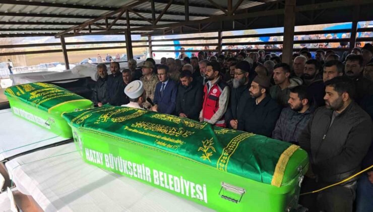 Hatay’da su dolu temelin içindeki toplarını almak isterken düşüp ölen 2 kardeş yan yana defnedildi