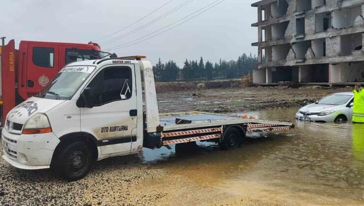 Hatay’da yağışla birlikte yollar göle döndü, araçlar mahsur kaldı