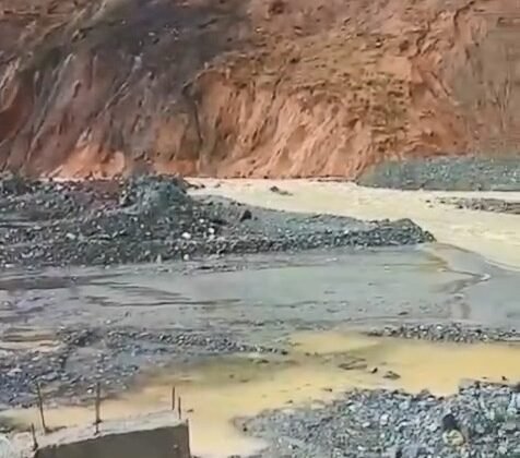 Heyelan nedeniyle açılan alternatif yol sular altında kaldı