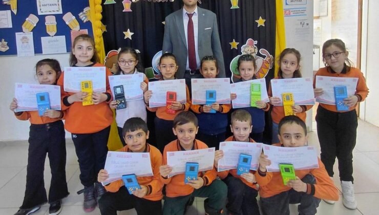 Hisarcık’ta İstiklal Marşı’nı hatasız ve ezbere okuyan öğrenciler ödüllendirildi