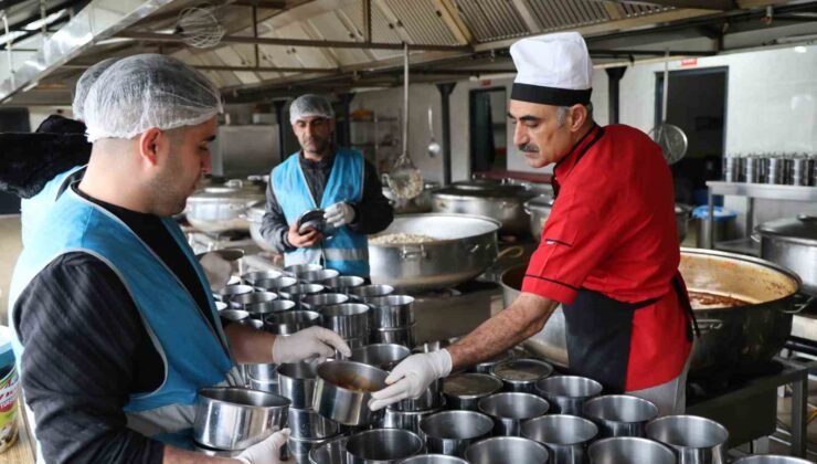 Hükümlülerce hazırlanan iftar yemeği 3 bin kişiye ulaştırılıyor