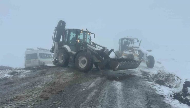 Iğdır’da yoğun kar yağışı: 57 köy yolu ulaşıma kapandı, şarampole devrilen minibüs kurtarıldı
