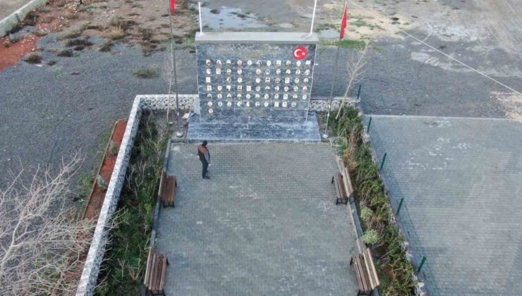 İki çocuğunu kaybeden muhtar köyüne deprem anıtı yaptırdı