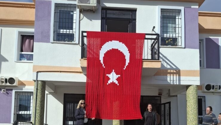 İlmek ilmek gurur: El emeği Türk Bayrağı göndere çekildi