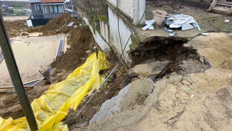 İnşaat kazısında toprak kaydı, yolun bir bölümü çöktü