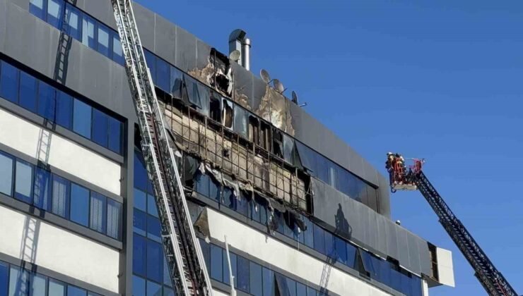 İş merkezinin dış cephesinde yangın çıktı