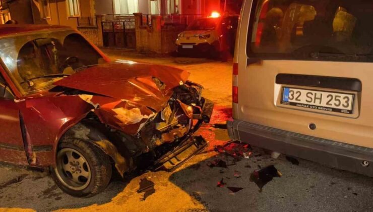 Isparta’da hafif ticari araçla çarpışan Tofaş otomobildeki 4 kişi yaralandı