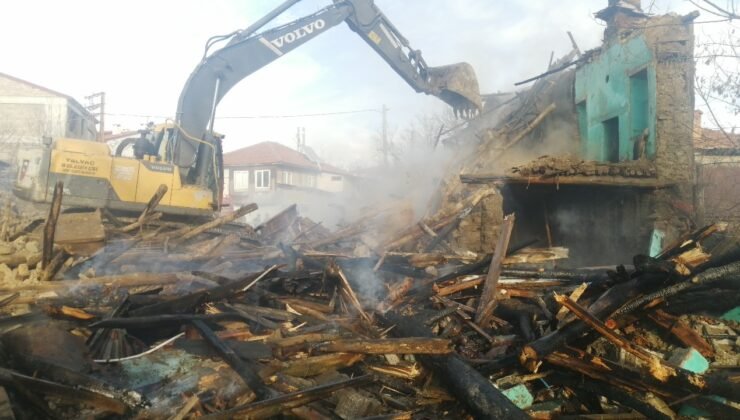 Isparta’da kerpiç ev yangında kullanılamaz hale geldi