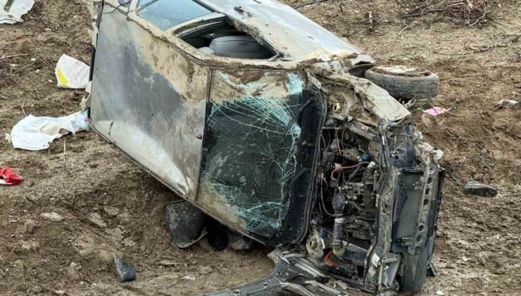 Isparta’da otomobil şarampole yuvarlandı: 1’i ağır 2 yaralı