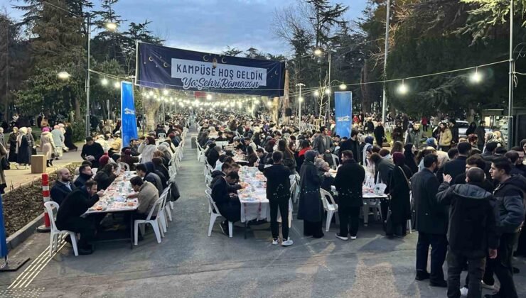 İstanbul Üniversitesi’nde düzenlenen iftara binlerce öğrenci katıldı
