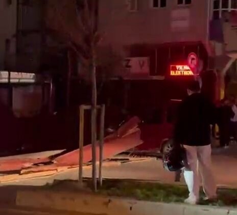İstanbul’da fırtınada bazı binaların çatıları uçtu