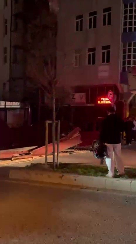 İstanbul’da fırtınada bazı binaların çatıları uçtu