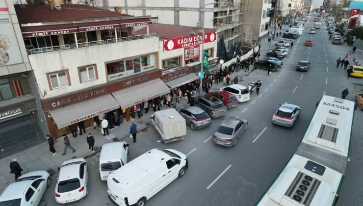 İstanbul’da ilk iftarda pide kuyruğu havadan görüntülendi