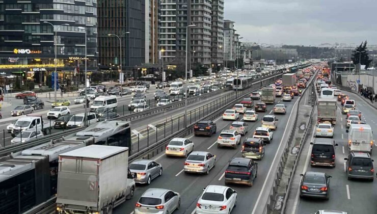İstanbul’da trafik yoğunluğu yüzde 80’e ulaştı