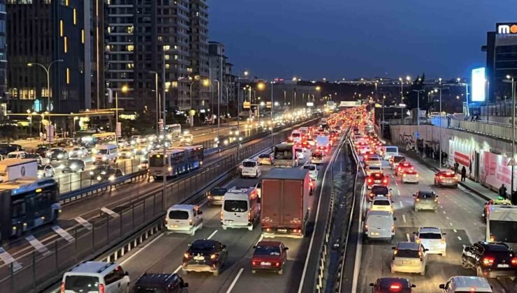 İstanbul’da trafik yoğunluğu yüzde 83’e ulaştı