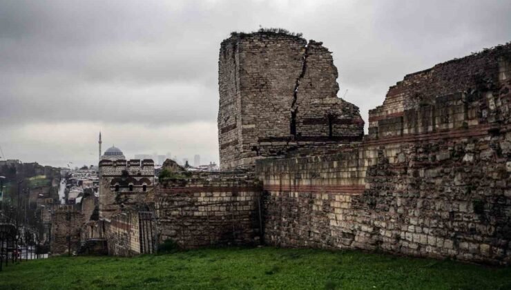 İstanbul’un Kara Surları yıkılmak üzere