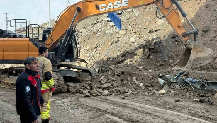 İstinat duvarının altında kalan araçlar demir yığını haline geldi