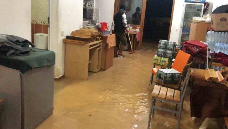 İşyerine su basan esnaf Datça Belediyesi’ne tepki gösterdi