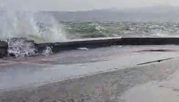 İzmir’de fırtınada sahil şeridindeki yollar sular altında kaldı