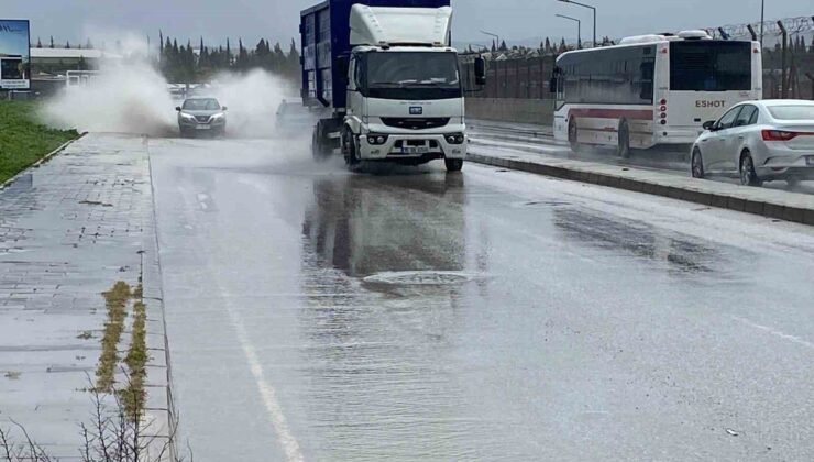 İzmir’de sağanak etkili oldu: Yollar göle döndü, trafik kilitlendi
