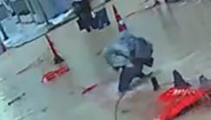 İzmir’de sağanak ve fırtına: Caddeler göle döndü, zor anlar kameraya yansıdı