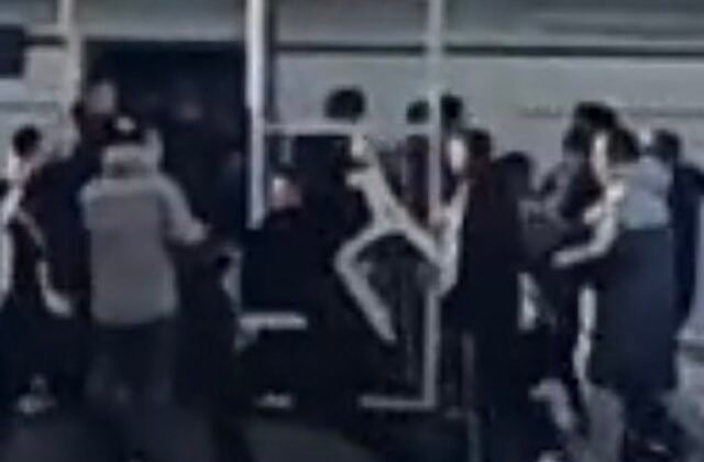 İzmir’de U18 maçında saha karıştı: Sandalyeler havada uçuştu