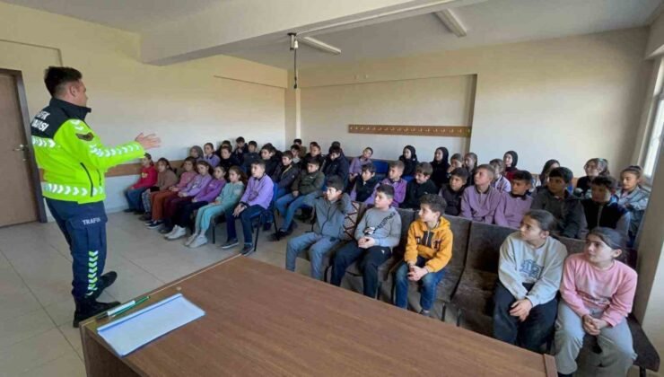Jandarmadan öğrenci ve vatandaşlara trafik eğitimi