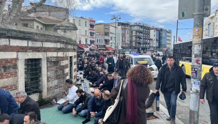 Kadıköy’de cami cemaati mağduriyeti: Namazı sokaklarda kılıyorlar