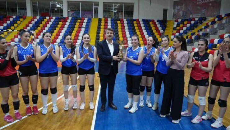 Kadın voleybol takımı namağlup şampiyon oldu