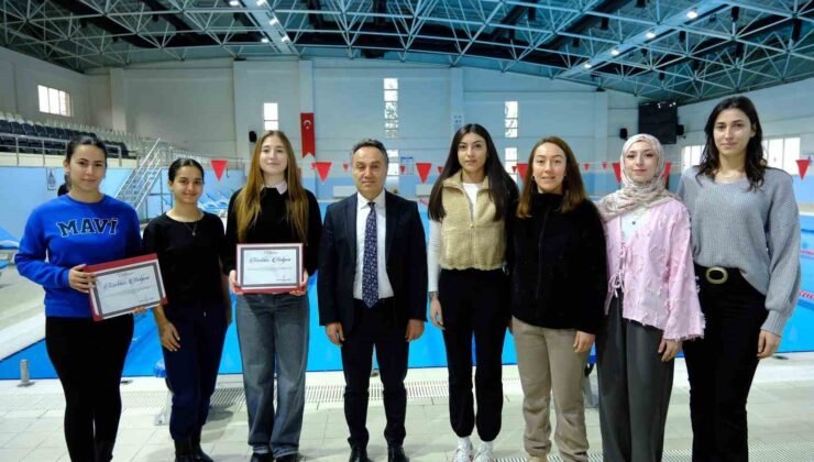 Kahraman öğrenciler rektör tarafından ödüllendirildi