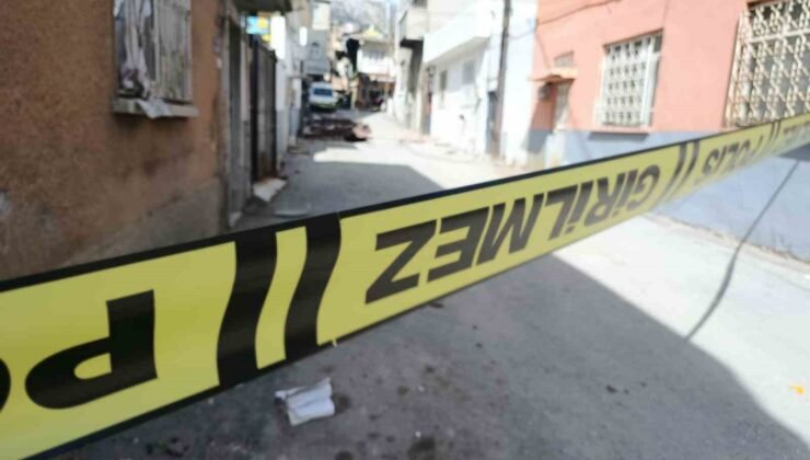 Kahramanmaraş’ta fırtına çatıları uçurdu