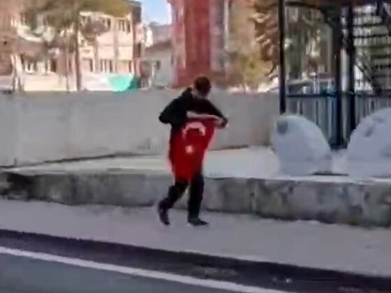 Kaldırımda gören Türk Bayrağı’nı koşarak alan çocuk, kask kamerasıyla görüntülendi