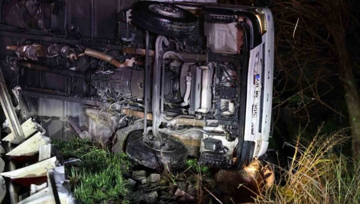 Kamyon bariyerlerde askıda kaldı, sürücü hafif yaralandı