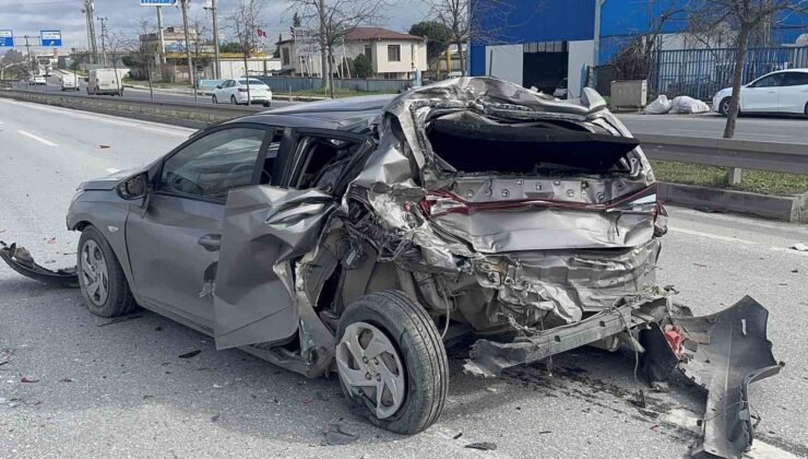 Kamyonun çarptığı otomobil adeta preslendi: 1 yaralı