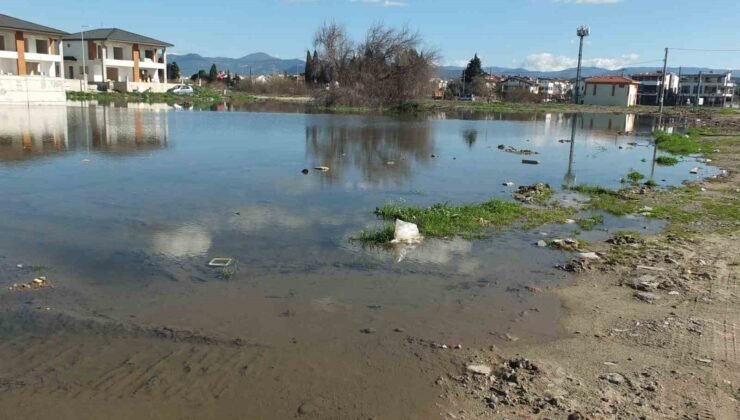 Kanalizasyon şebekesi çöktü inşaatlar su içinde kaldı