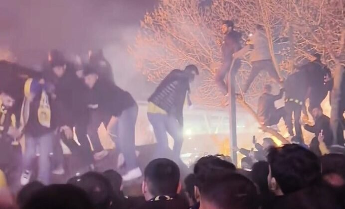 Kante’yi karşılamak isteyen taraftarların çıktığı çardak çöktü: O anlar kamerada