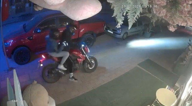 Kapıya 100 TL bırakıp 5 bin TL’lik pelüş ayıyı çaldılar