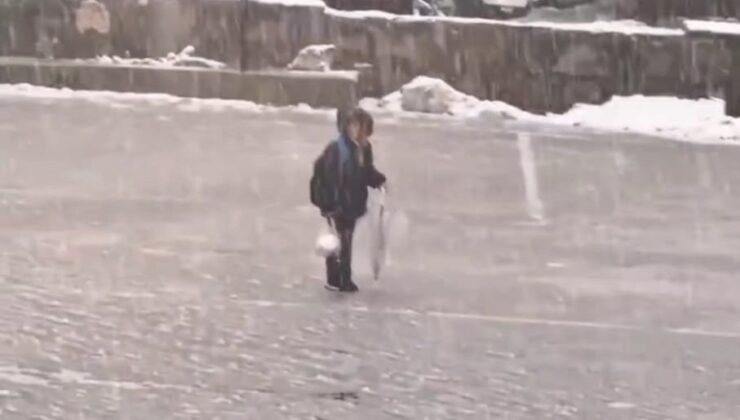 Kar altında İstiklal Marşı’nı okuyan çocuk yürekleri ısıttı